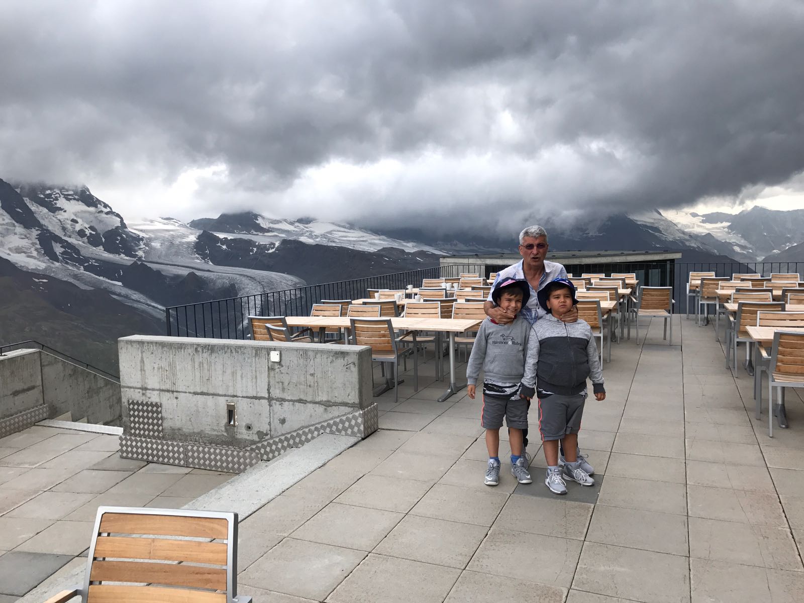 FOTO EXCLUSIV/ Silviu Prigoană, vacanță de 40 de zile cu cei doi băieți ai săi. I-a plimbat pe Eduard și Maximus prin toată Europa