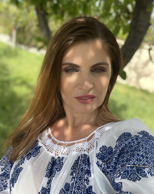 Mariana Ionescu Căpitănescu face yoga de 3 ani. Cum arată la 53 de ani cântăreața, care a pozat în costum de baie: „Duc o viață destul de echilibrată”