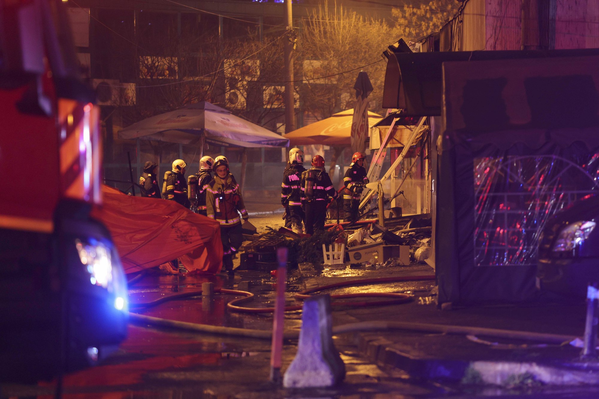 Noi imagini cu incendiul din Piața Matache din București. Au ars mai multe magazine