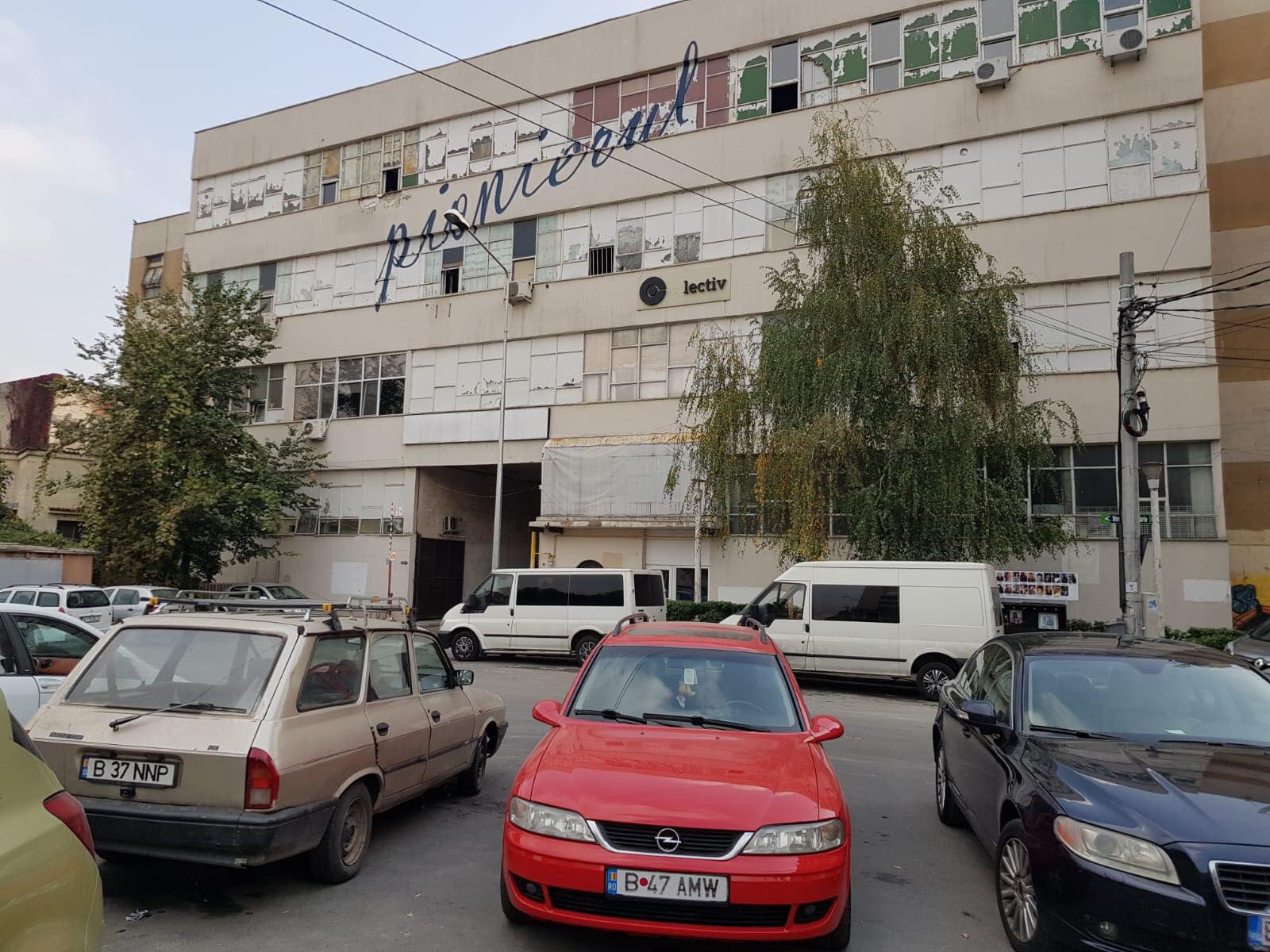 EXCLUSIV/ Lacăt pe durere. Imagini surprinse la «Colectiv», la 3 ani de la tragedie: zidurile care strigă și nepăsarea care doare