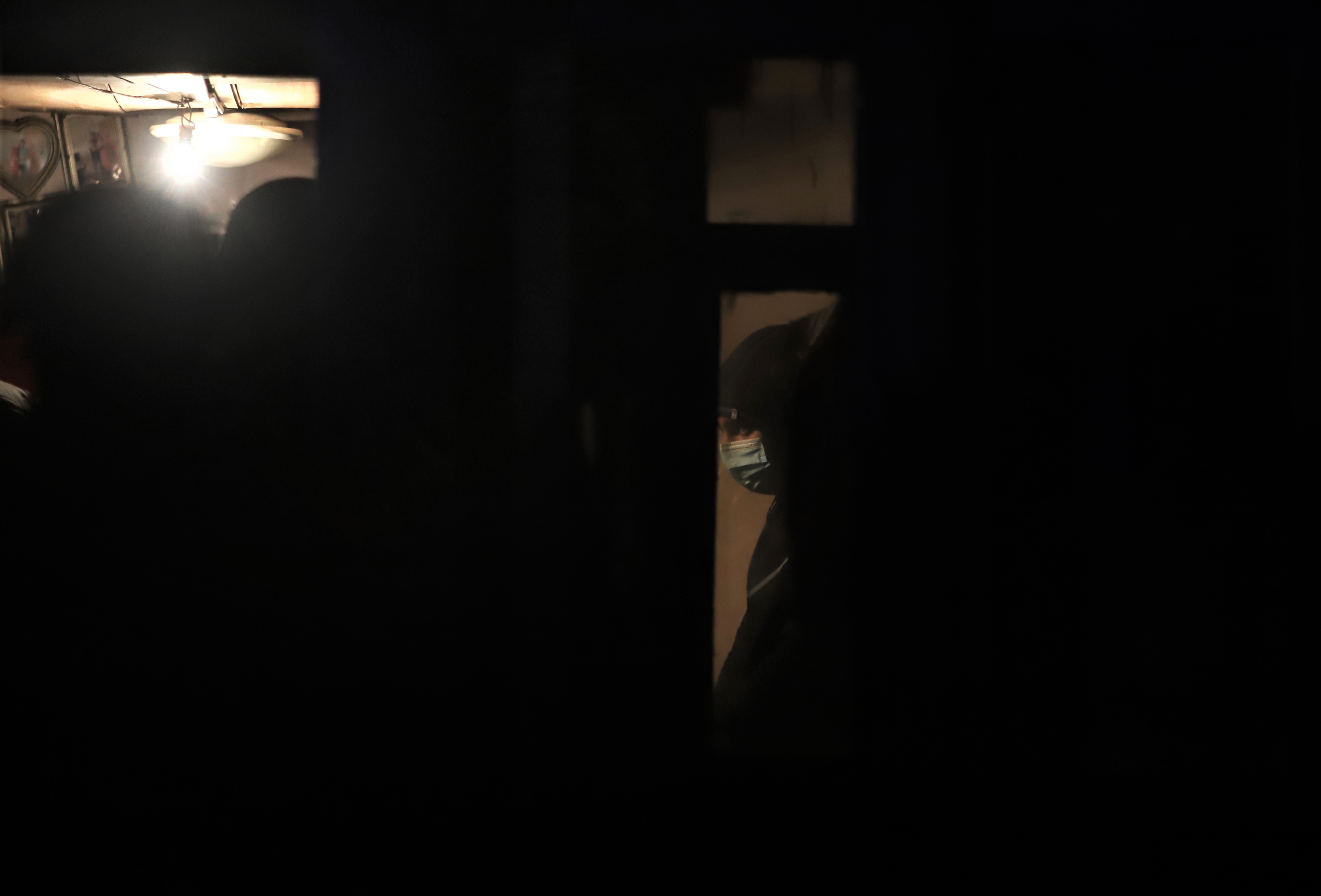 Percheziții la casele familiei agresorului de la Bolintin. Tânărul, adus la el acasă de poliție pentru o reconstituire