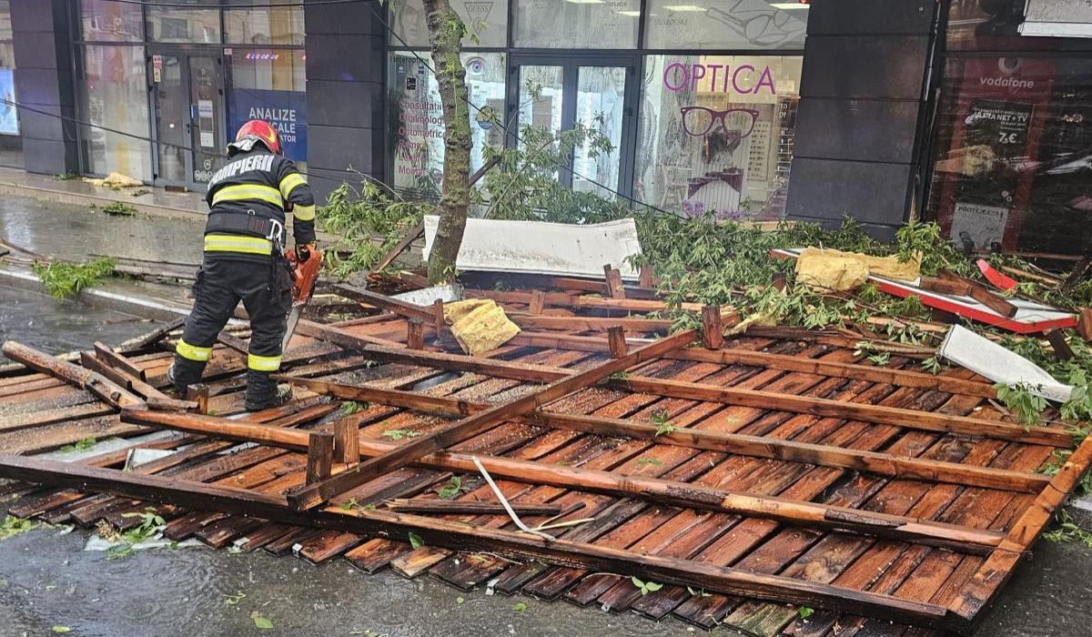 Codul roșu de furtuni a făcut prăpăd în Târgoviște: vântul a smuls și aruncat în stradă acoperișul unui bloc, zeci de copaci au fost puși la pământ