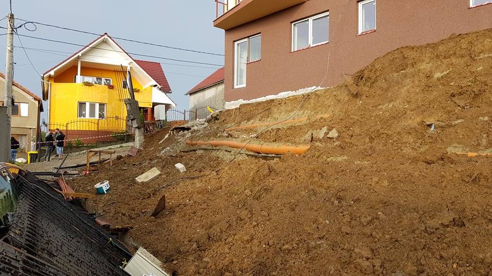 Alunecare de teren în Sibiu. Locatarii unui bloc au fost mutați, după ce pământul a luat-o la vale
