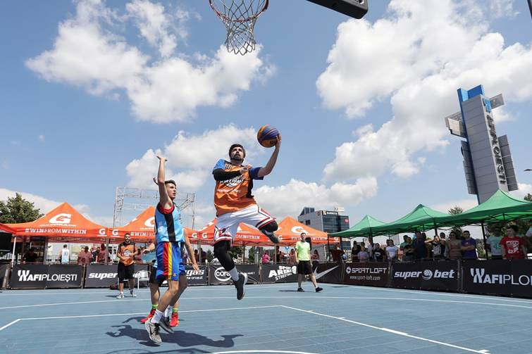 Leonard Doroftei a boxat cu mingea de baschet la turneul Sport Arena Streetball de la Ploiești