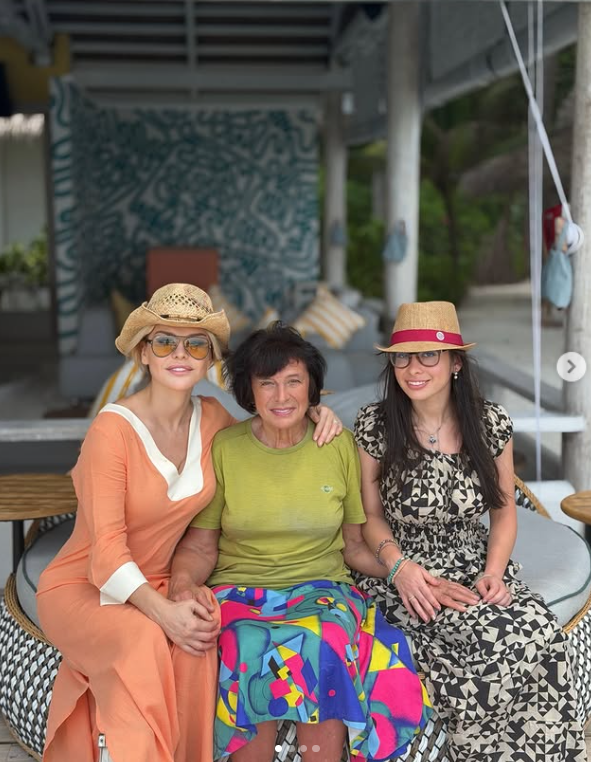 Loredana Groza a încins atmosfera în Maldive. Imagini provocatoare cu artista. „Nu înțeleg ce este cu pozițiile astea așa vulgare”