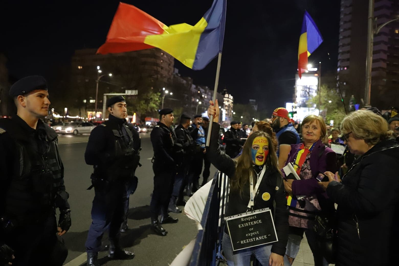 FOTO&VIDEO/ Sute de oameni au protestat sâmbătă seară în Piața Universității. Tudor Chirilă și regizorul Stere Gulea, printre protestatari