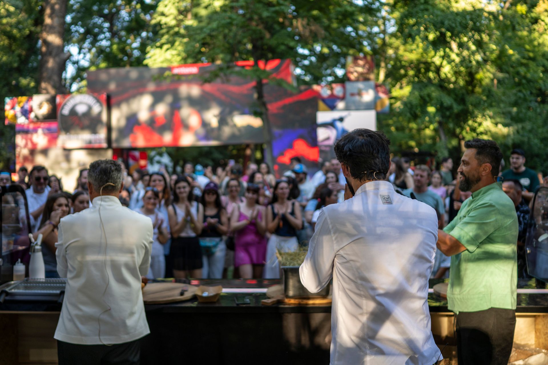 Cum au fost surprinși jurații de la „Chefi la cuțite” la Festivalul Summer Well 2025 de pe Domeniul Știrbey din Buftea