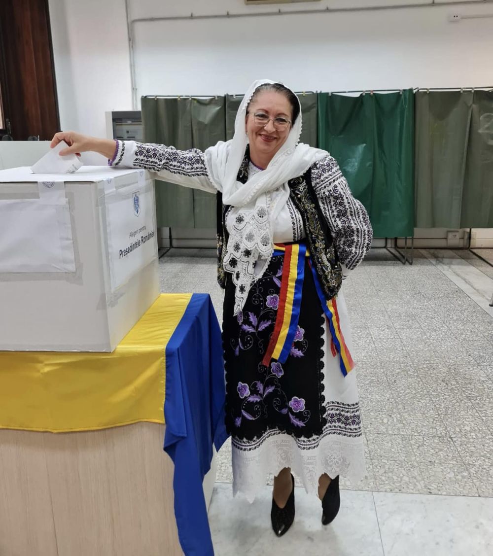 Imagini cu românii care au votat în diaspora la alegerile prezidențiale. Cel mai vârstnic alegător are 100 de ani