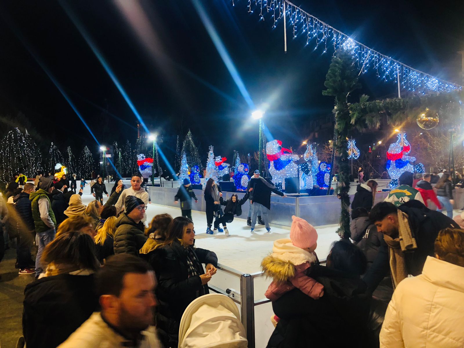 REPORTAJ. Craiova rivalizează cu Viena și cu Budapesta la Târgul de Crăciun: vin fiert mai ieftin, porții-gigant, la preț de Occident