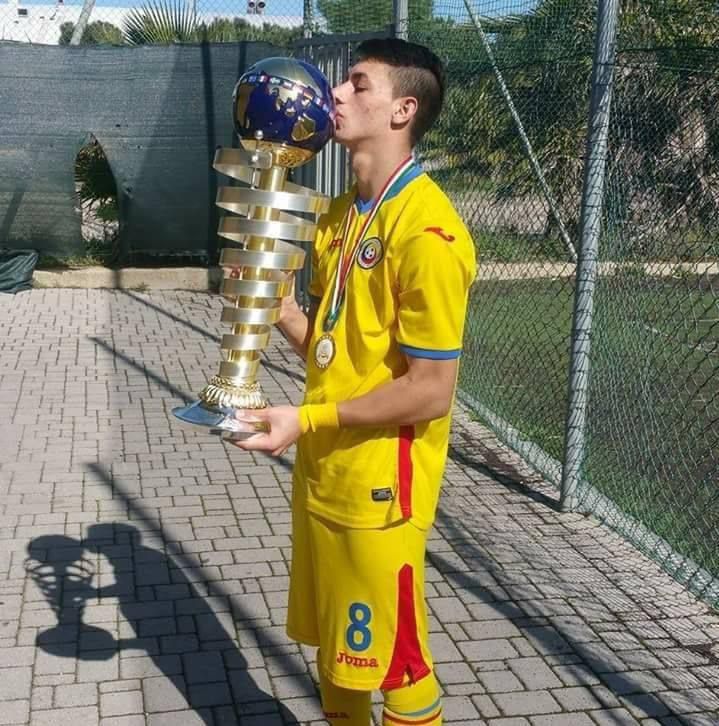 Transplantul cu celule stem este șansa la supraviețuire a lui Tony. Fostul fotbalist suferă de scleroză laterală amiotrofică și are nevoie de 60.000 de euro pentru a face procedura în SUA
