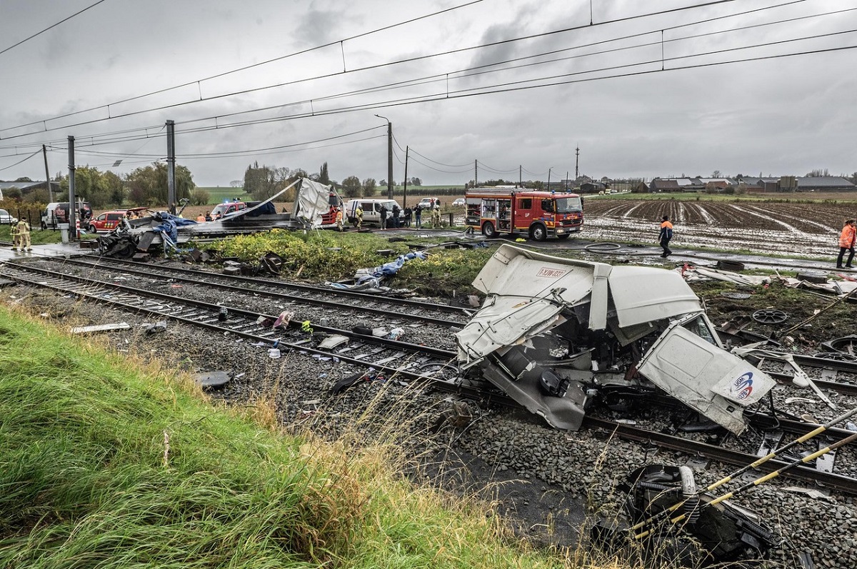 Momentul în care un camion este spulberat de un tren care s-a oprit după 350 de metri, în Belgia: „Arăta ca după bombardament”