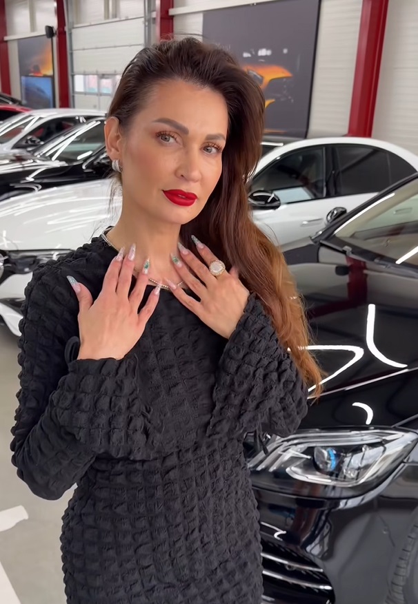 Apariția Nicoletei Luciu în rochie mini și cu bijuterii de lux a atras atenția fanilor. Ce au întrebat-o: „Verigheta e pe noptieră?”
