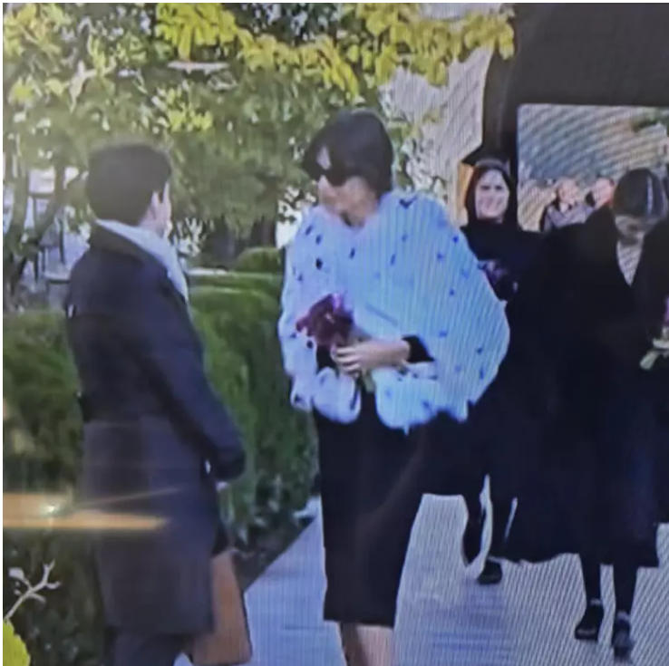Dana Budeanu, cu lacrimi în ochi la înmormântarea Deliei Budeanu, fosta ei soacră. Cum s-a îmbrăcat vedeta și ce flori i-a adus regretatei prezentatoare TV