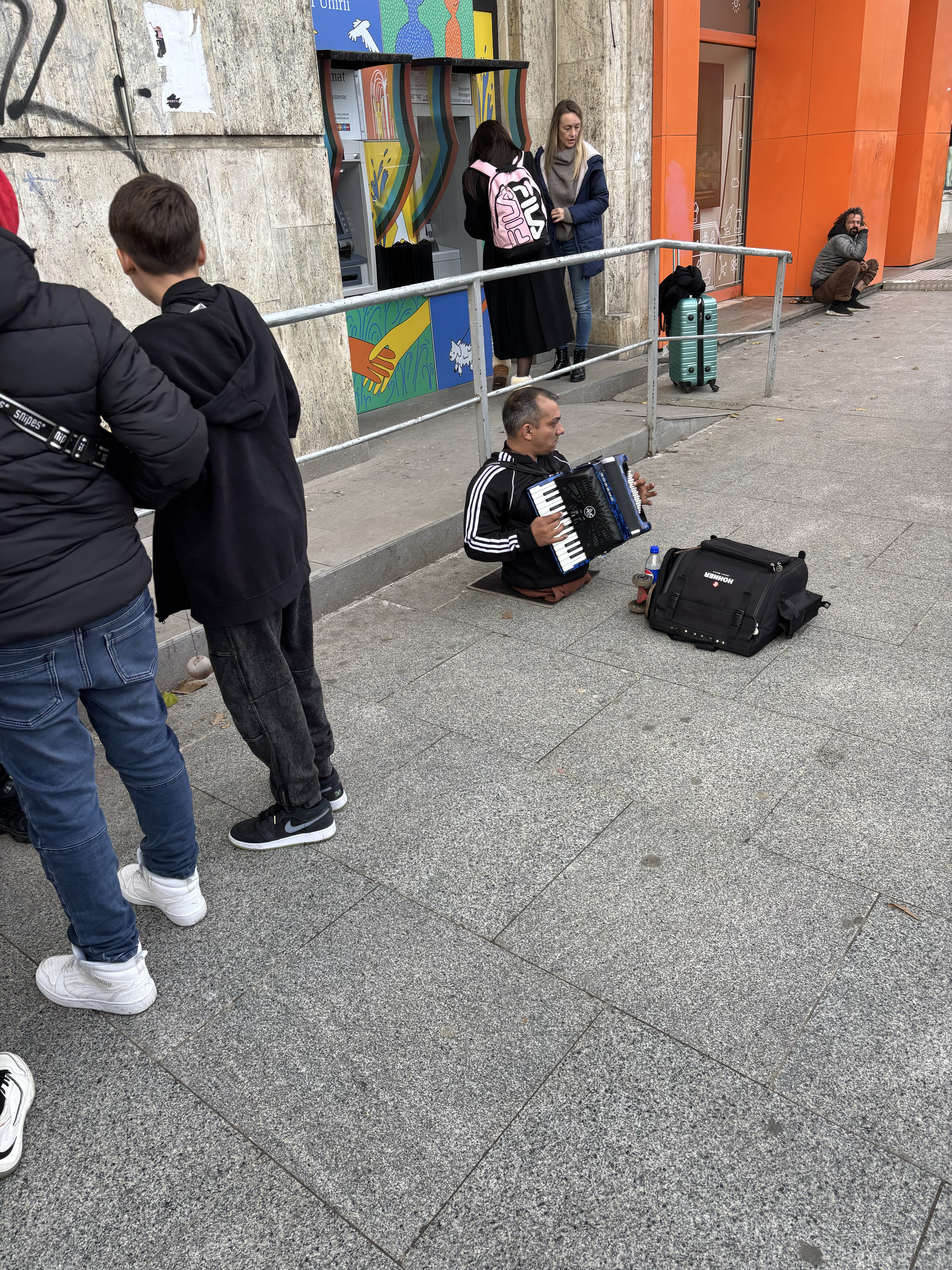 Pe urmele lui Drulă prin București: „Sunt candidatul căruia i-au zburat baloanele din trei sectoare”. Concluzia unui simplu cetățean: „Drulă, Bulă și cu Ștrulă”