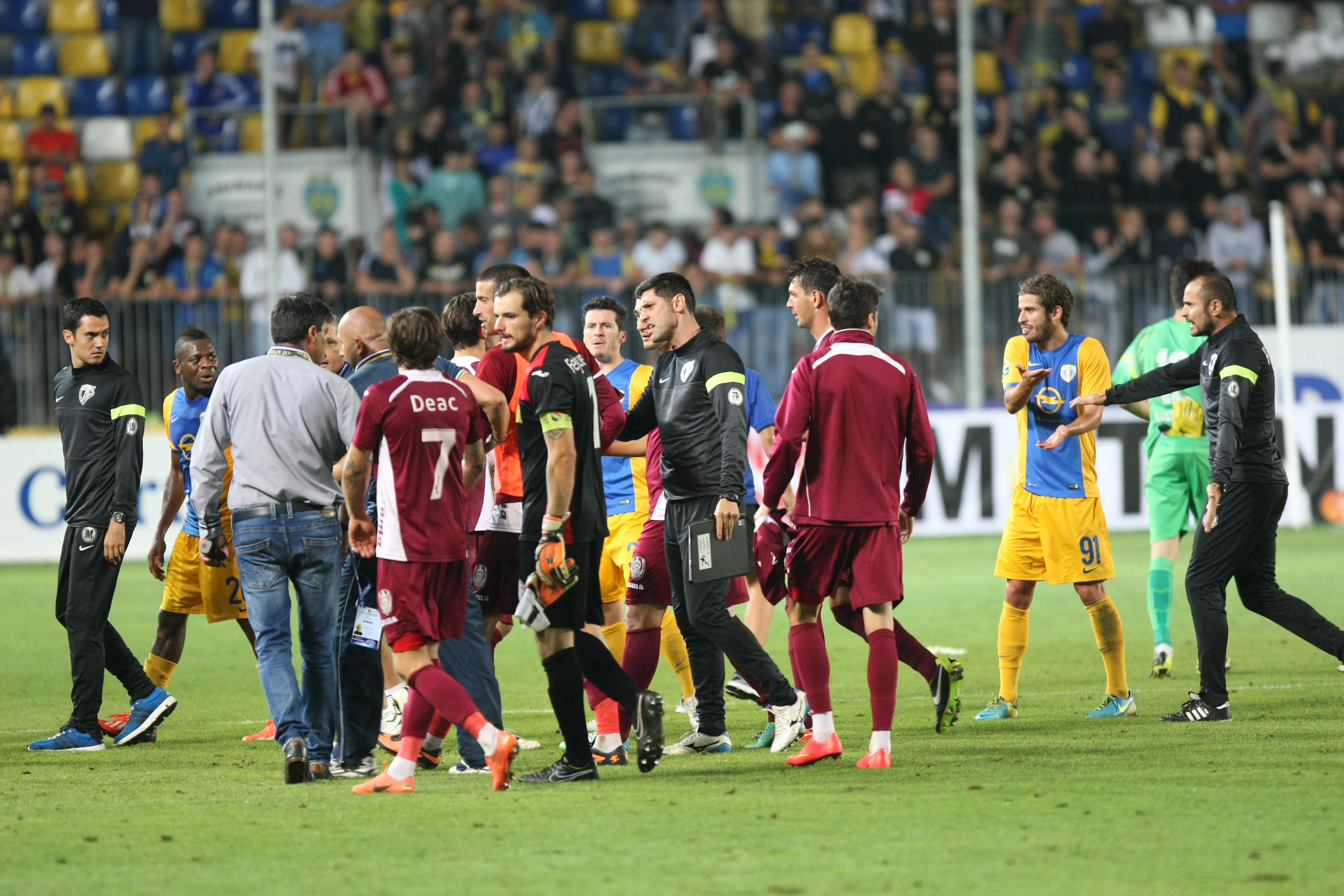 FOTO/ SCANDAL pe teren şi la vestiare. Colțescu a părăsit stadionul după miezul nopții