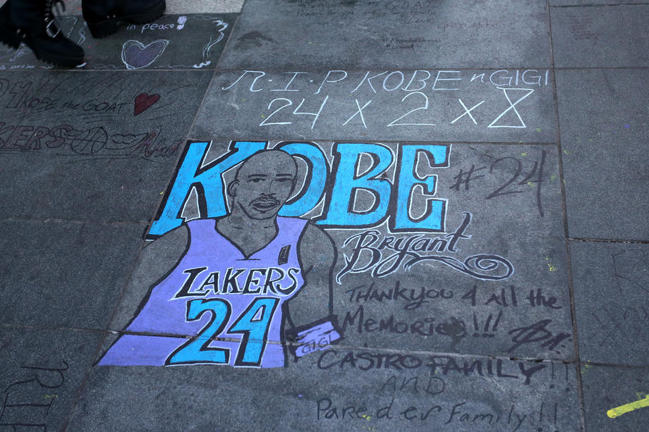 Omagii impresionante la primul meci al echipei LA Lakers după decesul lui Kobe Bryant. Jucătorii au lăsat două scaune goale pentru fostul star NBA și fiica lui Gianna