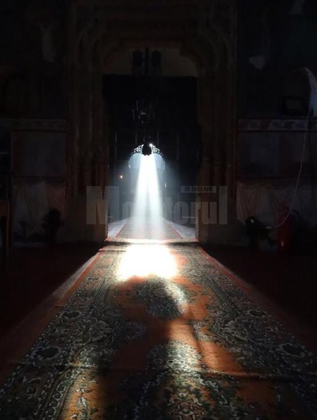 Lumina din biserica Pătrăuți, proiecție spectaculoasă de Crăciun. Minunea se întâmplă numai la marile sărbători