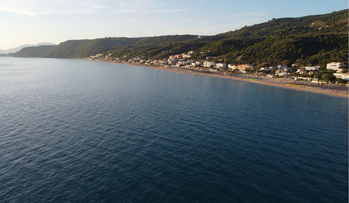 Vrahos, plaja din Grecia unde șezlongurile sunt gratuite și mâncarea este la prețuri mai mici decât în restul țării: „Apa e mică, ideală pentru copii”