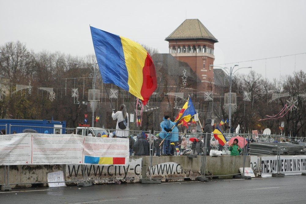 UPDATE. Protest și incidente în Piața Victoriei. Anchetă MAI după împiedicarea organizării târgului de Crăciun/ FOTO