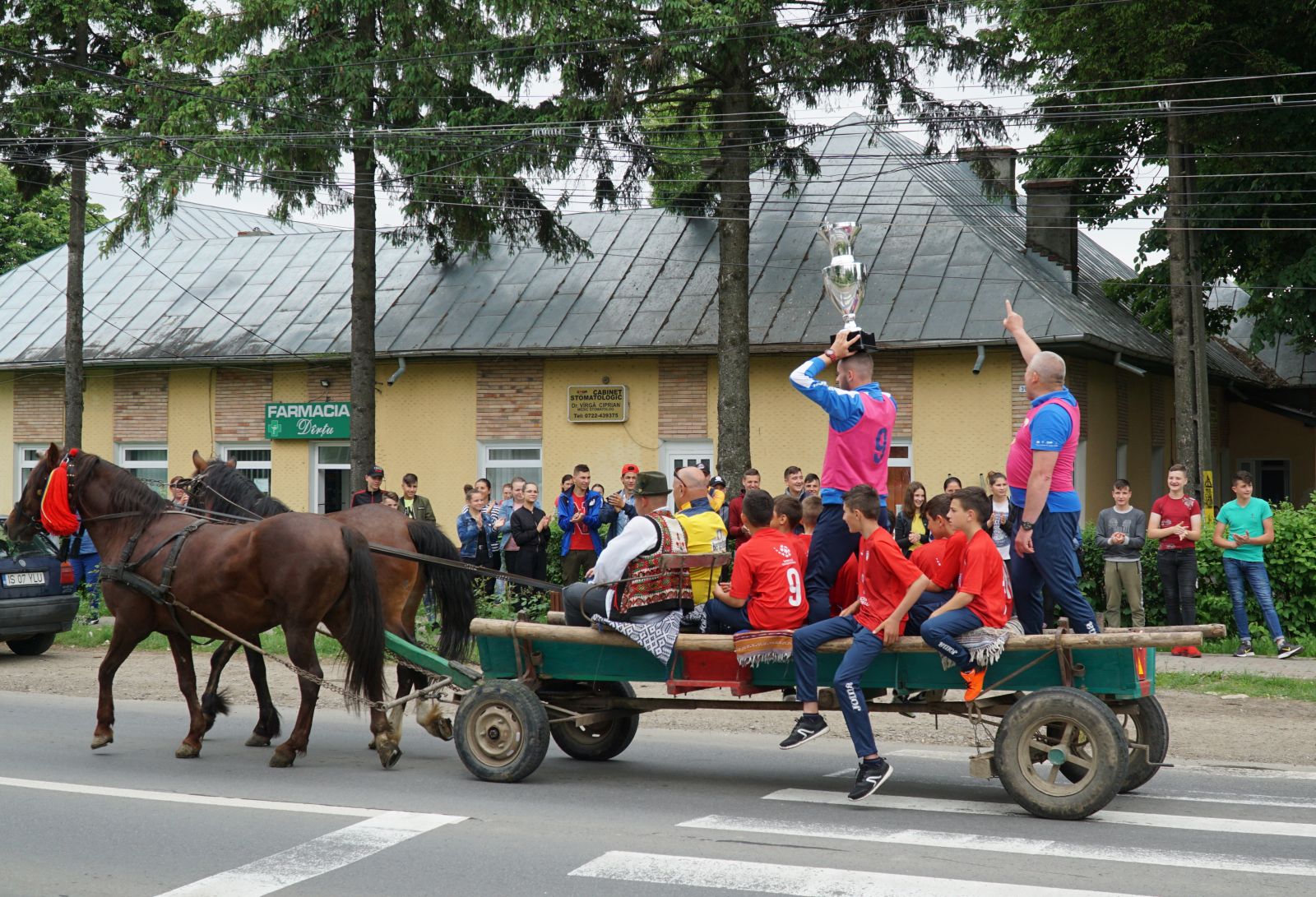 Câștigătorii Cupei Satelor, plimbați cu căruța! Copiii din Ruginoasa au sărbătorit într-un mod inedit performanța alături de toată comuna / FOTO&VIDEO