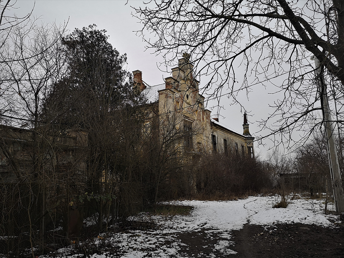 REPORTAJ. Un castel vechi de secole, din Ardeal, lăsat în voia sorții de beneficiarii retrocedării și de autorități: „Nu sunt fantome aici, doar sărăcie!”
