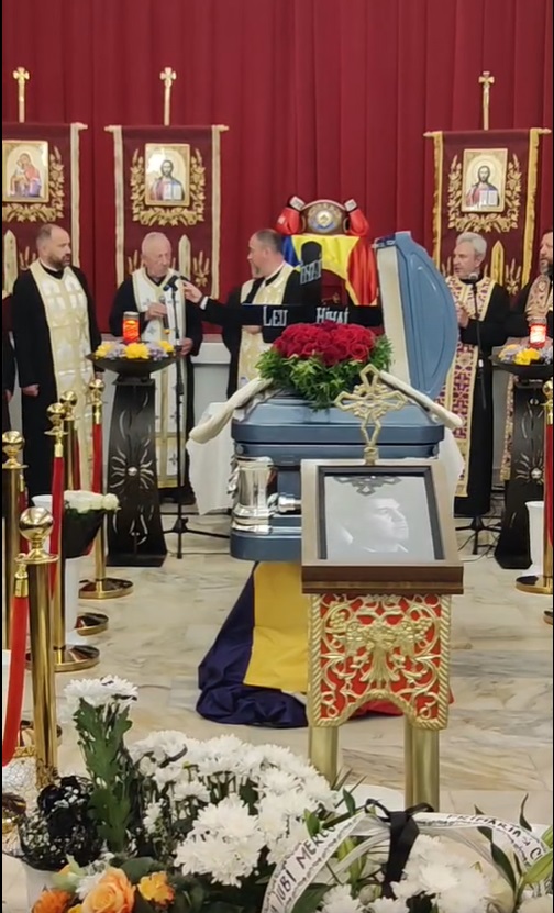 Cum au apărut soția și băiatul lui Mihai Leu la priveghi. Îmbrăcați în negru, aceștia au asistat la slujba oficiată de zece preoți