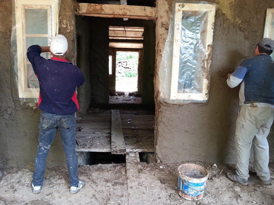 Clacă la casa lui George Enescu! Voluntarii au reparat pereții cu mâinile goale