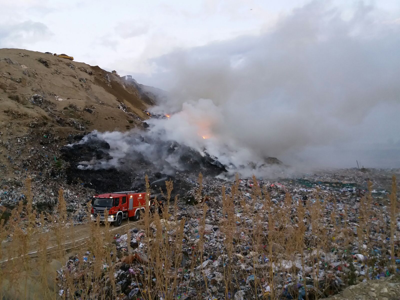 GALERIE FOTO & VIDEO | Incendiu la groapa de gunoi a orașului Brașov