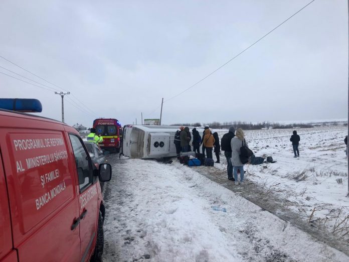 Microbuz răsturnat în Dumbrăveni, județul Suceava. 18 oameni, în pericol / FOTO