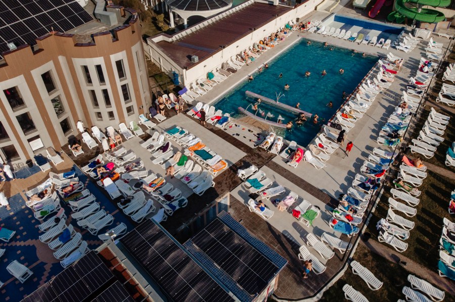 Descoperă Băile Felix și Oradea: două bijuterii ale turismului din vestul României, aproape una de alta. Se îmbină relaxarea termală cu eleganța urbană
