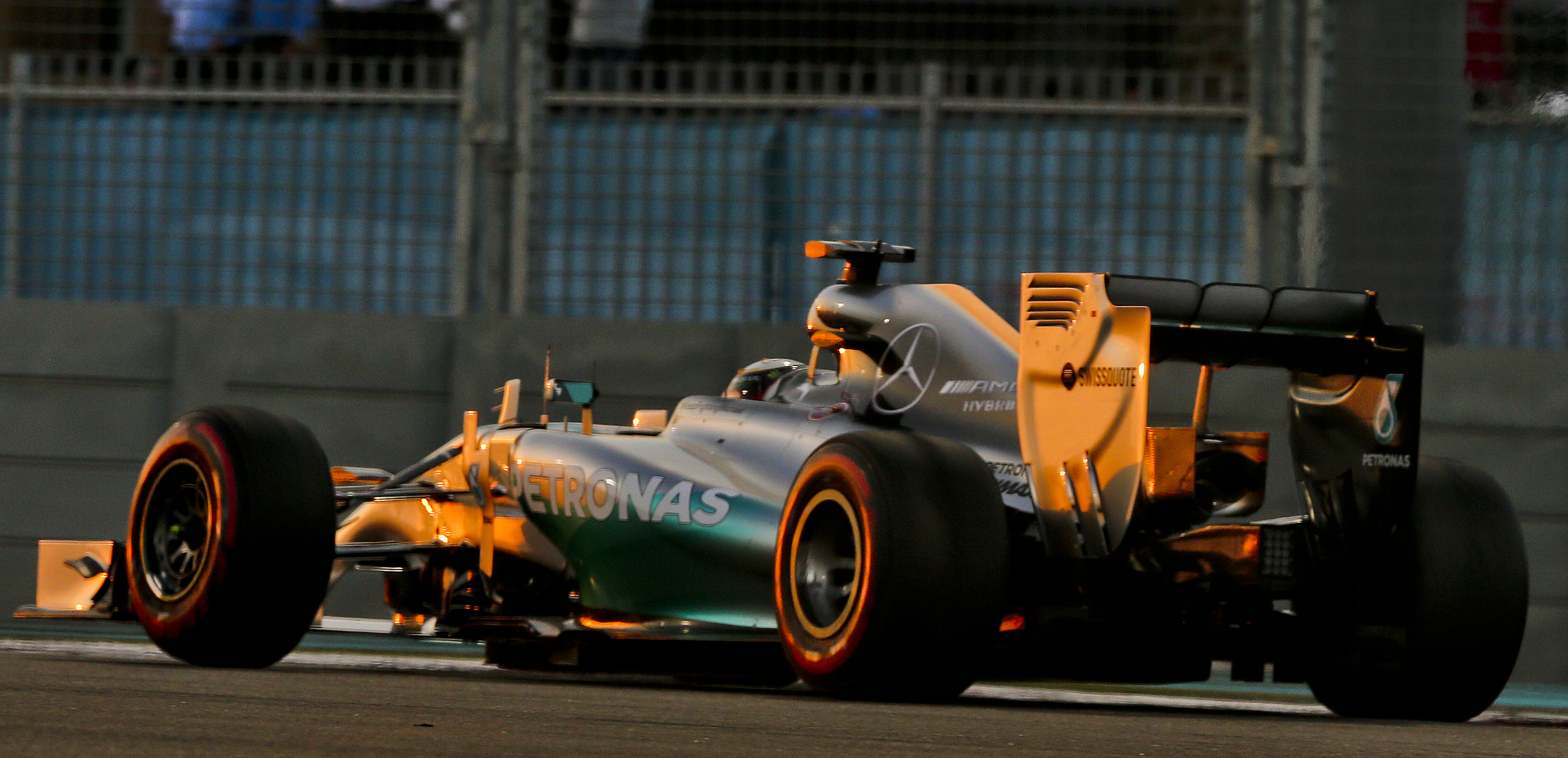 FORMULA 1 / Lewis Hamilton a câştigat titlul mondial! O maşină a luat foc!