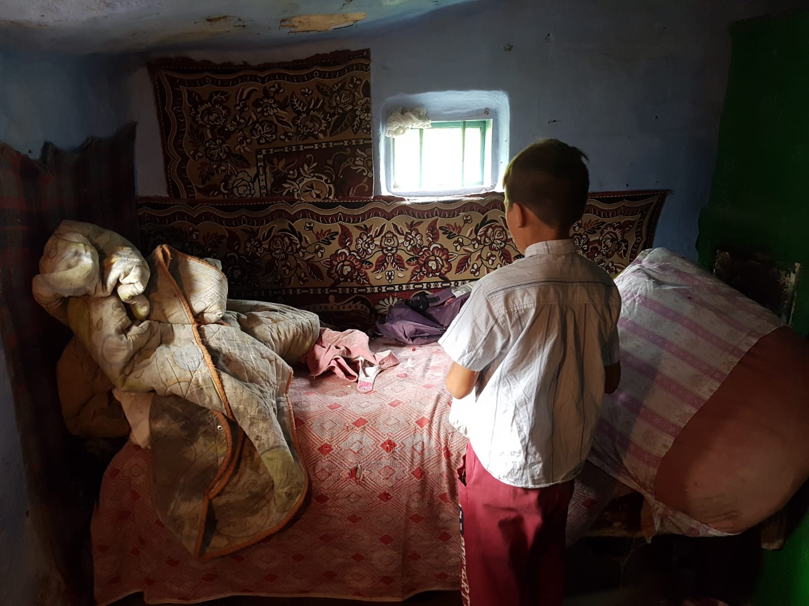 REPORTAJ/Viața de coșmar a fetițelor din Vaslui găsite în comă alcoolică. Mama își bătea copiii și îi încuia în beci, cu șobolanii - FOTO&VIDEO