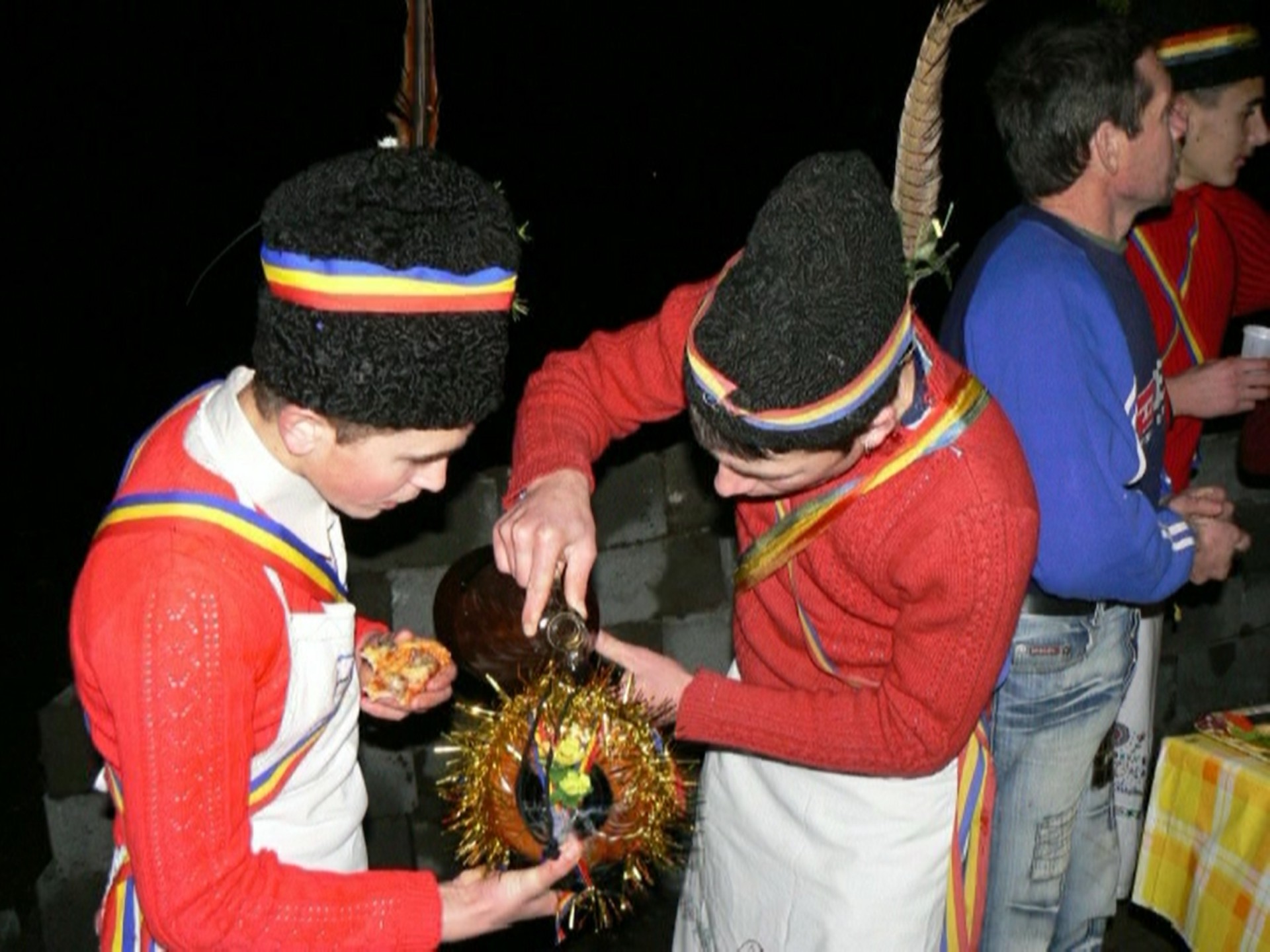 REPORTAJ/Tradiții în Ardeal: "Butea feciorilor", un obicei de Crăciun păstrat de sute de ani în judeţul Alba/FOTO