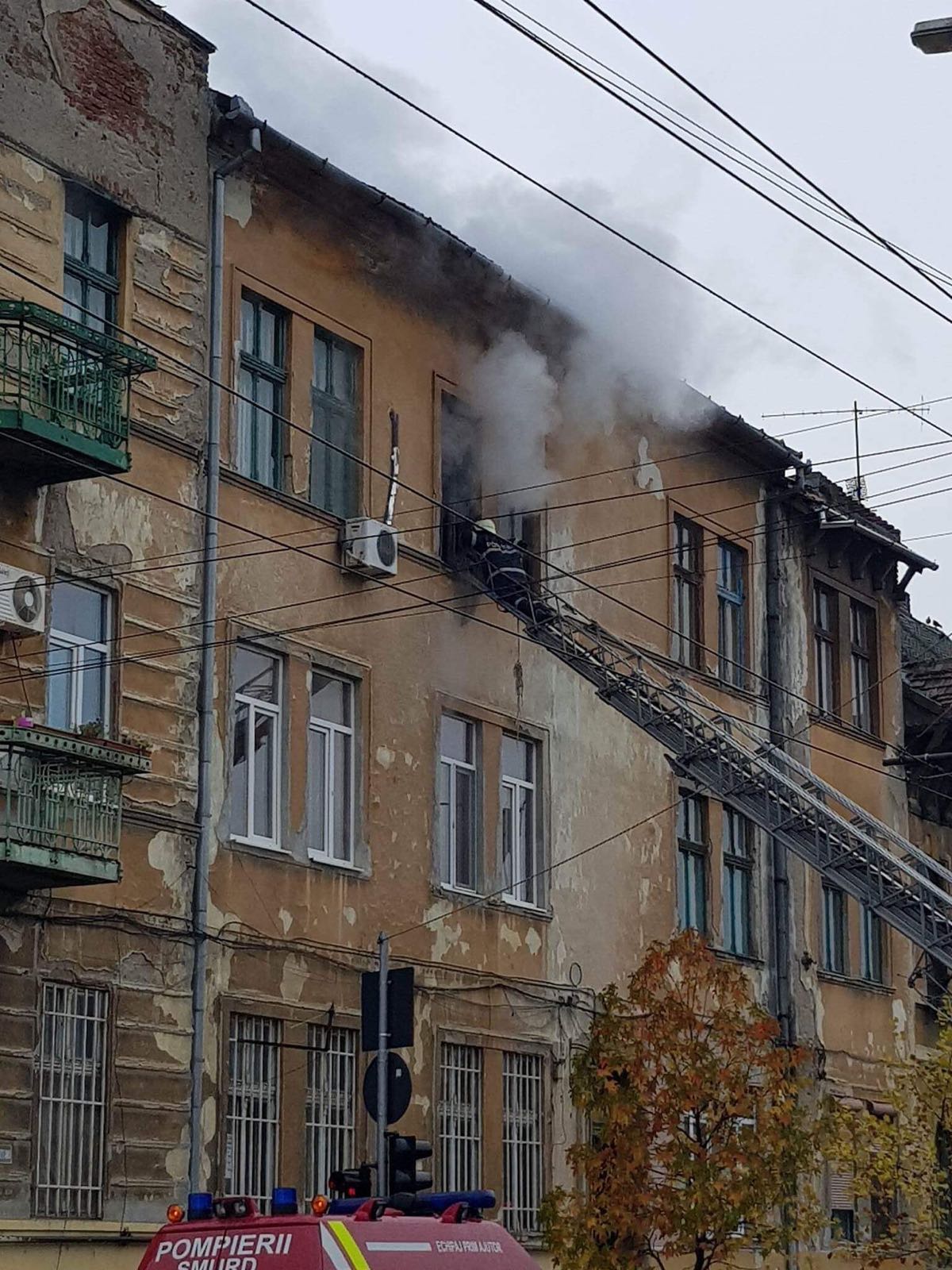 UPDATE: Un bărbat din Timișoara a incendiat casa fostei soții în timp ce femeia era la cumpărături. Bărbatul a fost reținut