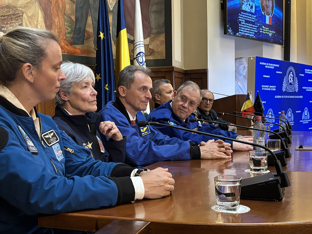 „De acu', stau cu ochii în tavan și mă belesc toată viața”. Reportaj de la ceremonia „45 de ani de la zborul lui Dumitru Prunariu în spațiul cosmic”