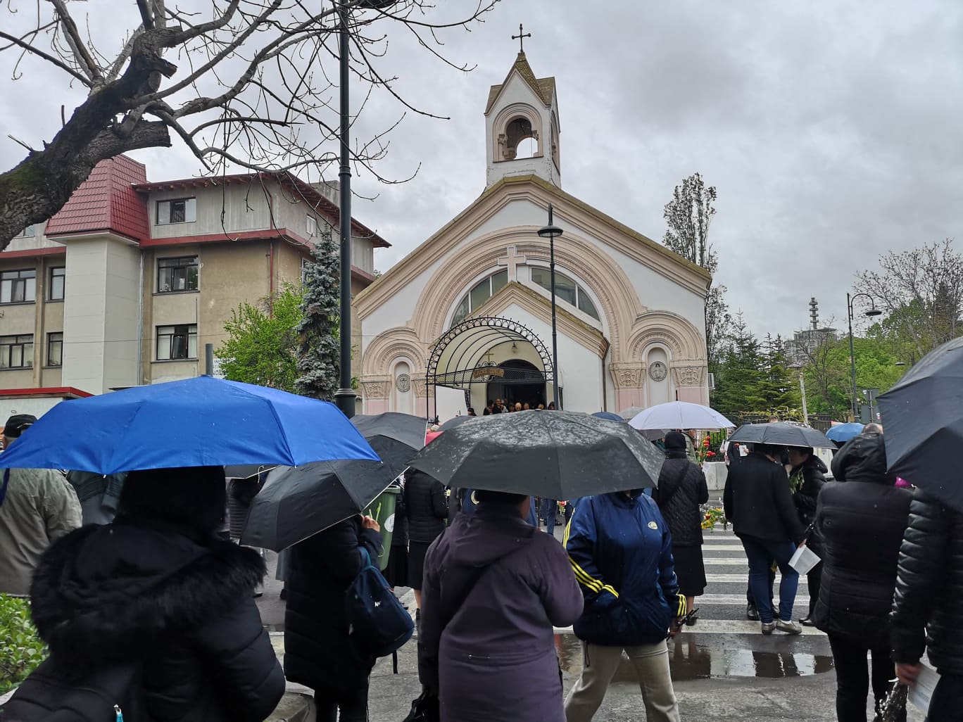 FOTO & VIDEO / Catolicii sărbătoresc azi Floriile. Procesiunea de pe străzile Capitalei s-a desfășurat pe ploaie