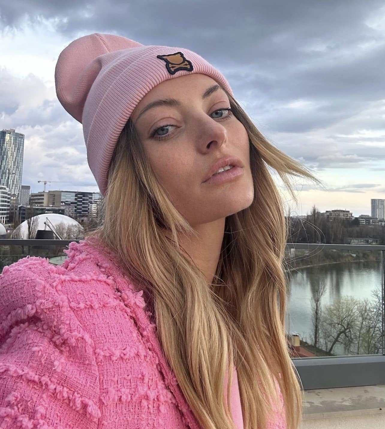 Delia a răbufnit după ce s-a spus că s-a certat cu Lora din cauza unei melodii a trupei Azur: „De fapt, nu este nici a lor”