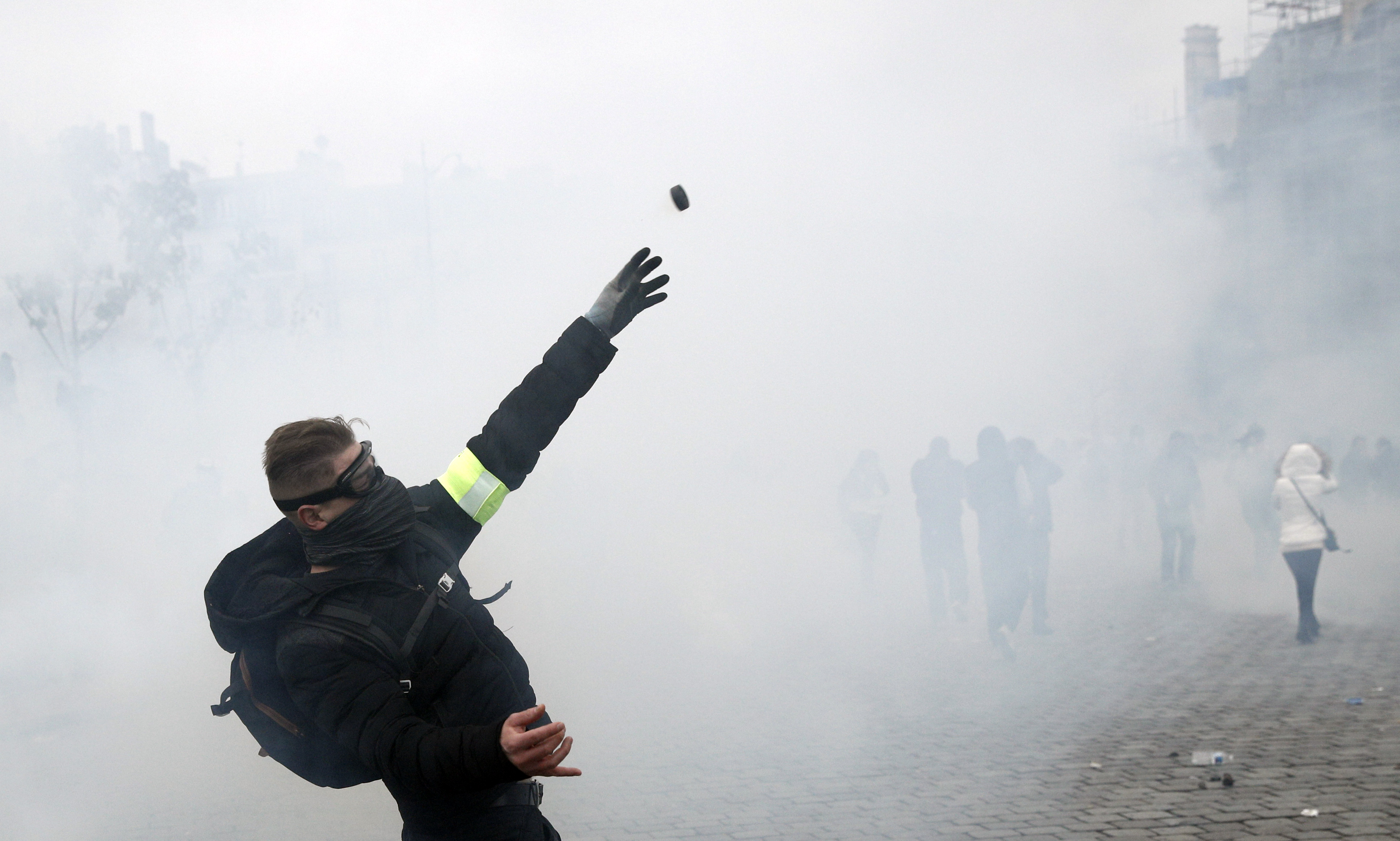 UPDATE | Noi violențe la Paris, la aniversarea unui an de la protestele „Vestelor Galbene”. Polițiștii au folosit gaze lacrimogene și au reținut peste 100 de persoane