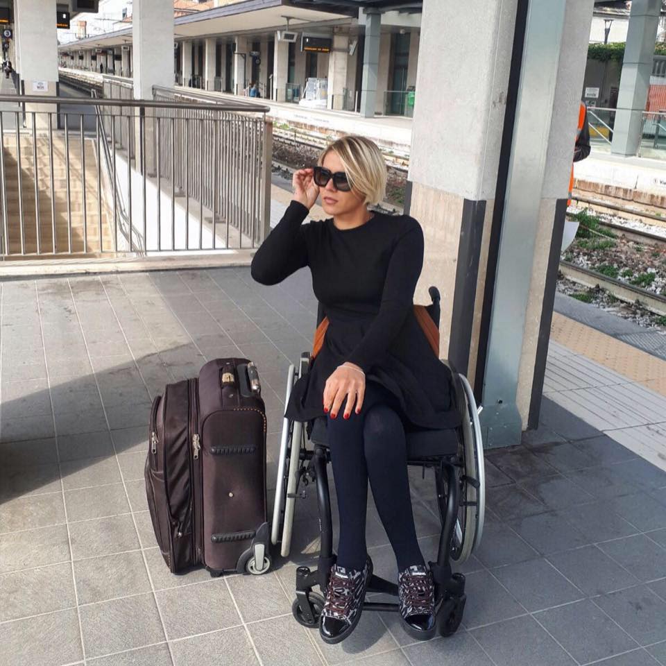 Povestea impresionantă a unei românce, model în Italia. Roxana Dobrică a ajuns campioană la handbike, după ce a paralizat complet| FOTO