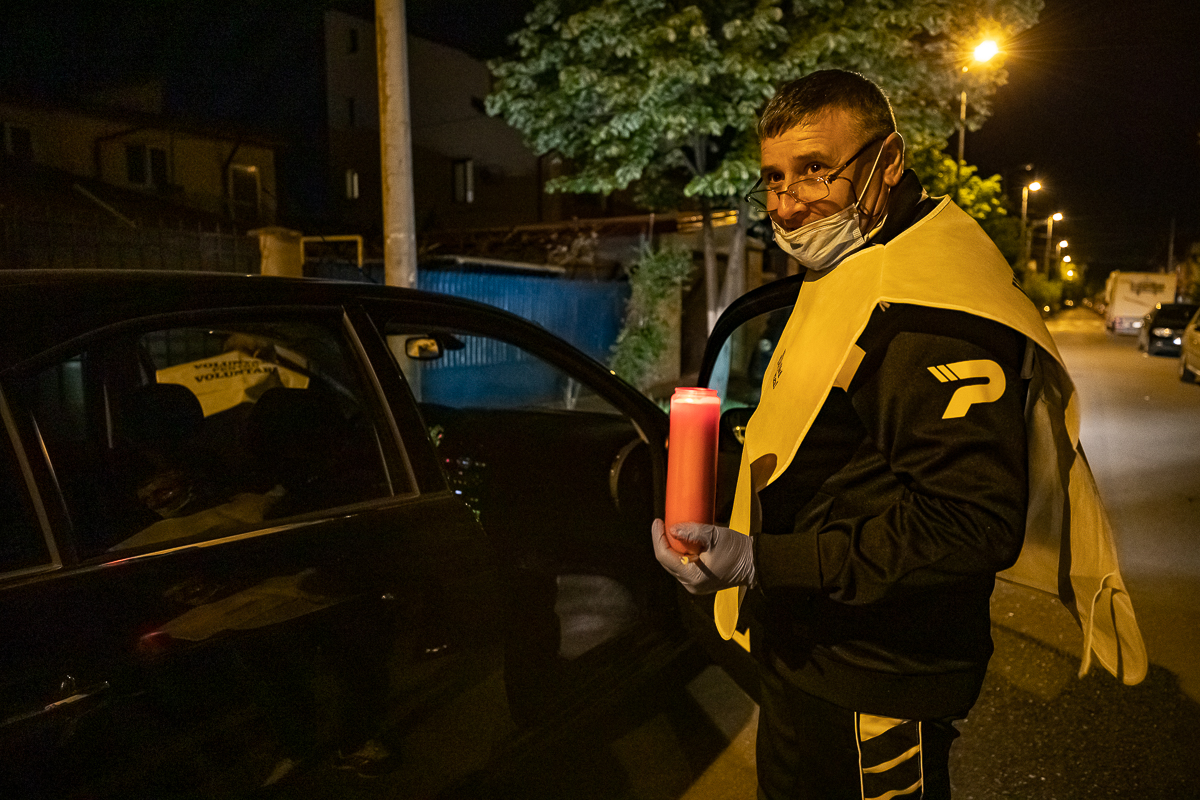 REPORTAJ. În Voluntariul credincioșilor Pandele și Firea, Lumina sfântă a venit de două ori: “Mulțumim frumos la domnu' și la doamna primar”