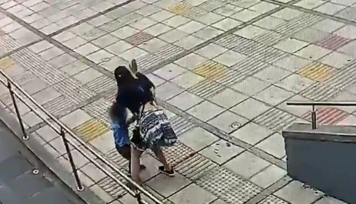 Copil de trei ani, bătut crunt de mătușa sa pe stradă. Totul a fost înregistrat | FOTO