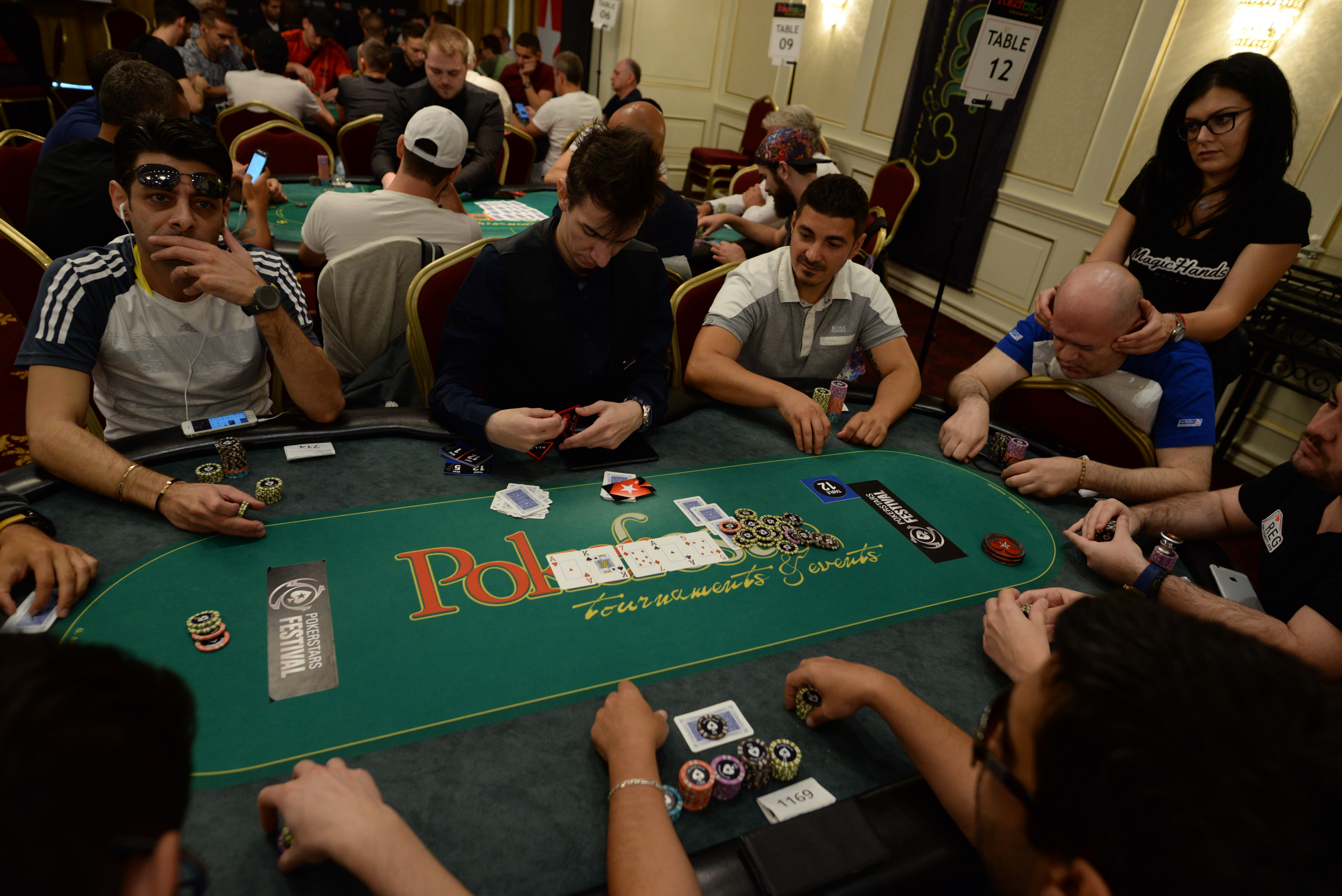 2.000 de români trăiesc din poker. Stau câte 10-12 ore la laptop și produc până la 10.000 de euro pe lună / GALERIE FOTO