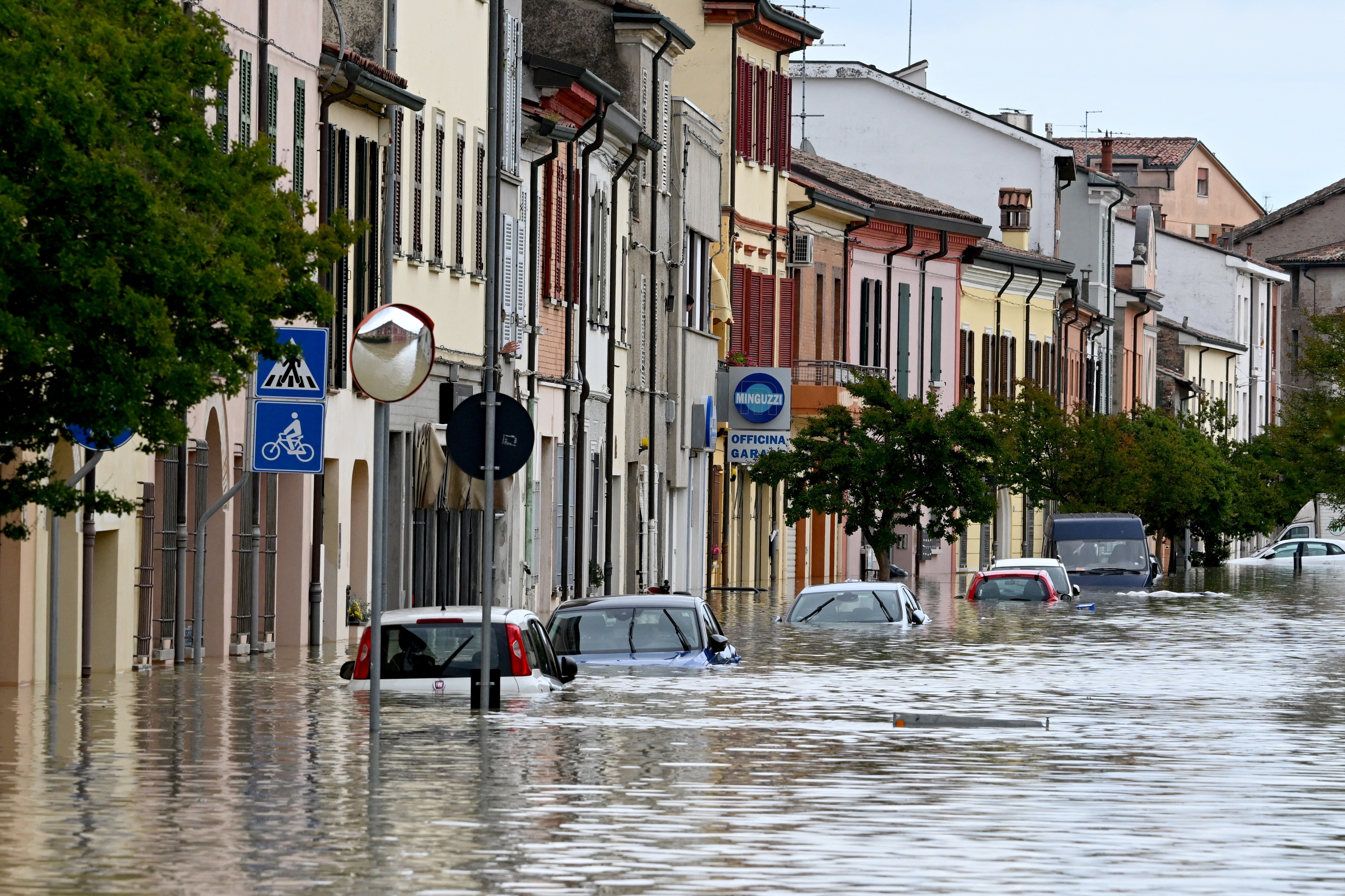 23 de râuri ieșite din matcă, 280 de alunecări de teren, 400 de drumuri blocate și 20.000 de oameni evacuați, în nordul inundat al Italiei