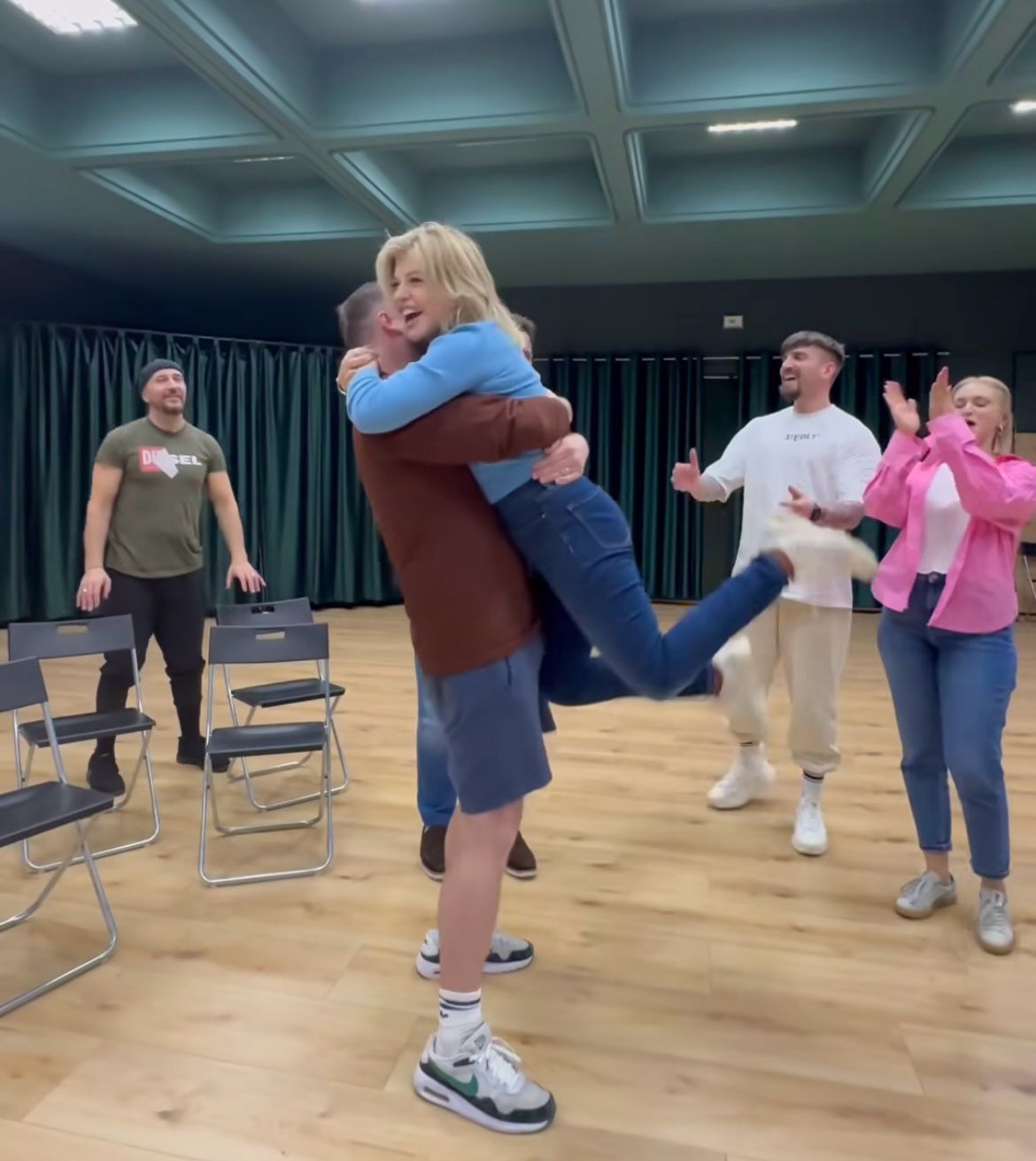 Loredana Groza, surprinsă când se săruta cu un actor celebru. Horia Brenciu și Anca Țurcașiu au asistat la moment