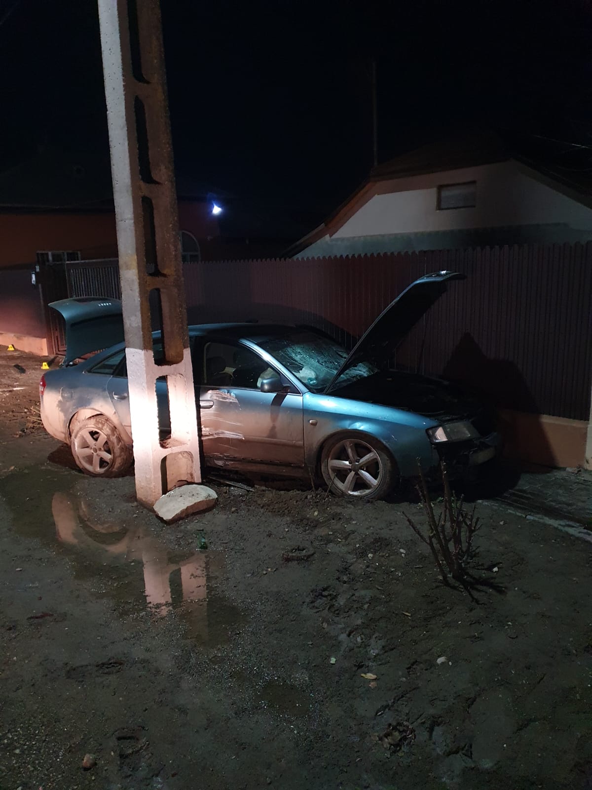 O autospecială a Poliţiei Buzău, implicată într-un accident, în timp ce urmărea un şofer. Două persoane au ajuns la spital