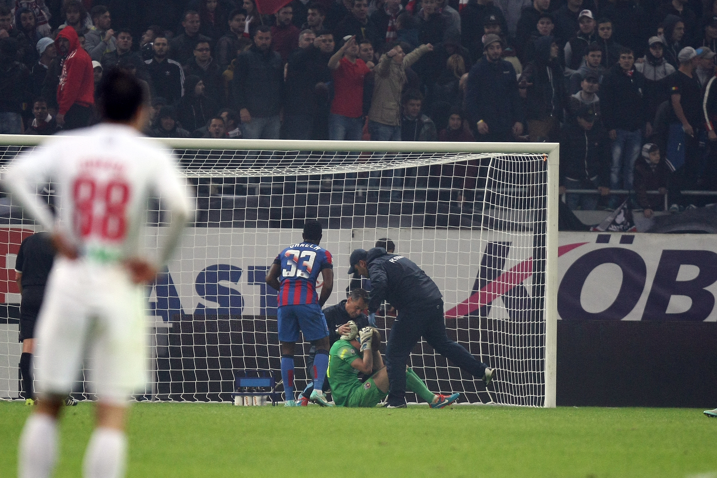 GALERIE FOTO&VIDEO/ DERBY-UL ROMÂNIEI, STEAUA - DINAMO 3-0. ^ Echipa din Ghencea i-a speriat pe ”câini” de Halloween! Szukala, Papp și Keșeru au înscris pentru roș-albaștri. Arlauskis și Bărboianu, loviți de petardele aruncate de suporteri. Băiatul lui Florentin Petre a debutat la Dinamo