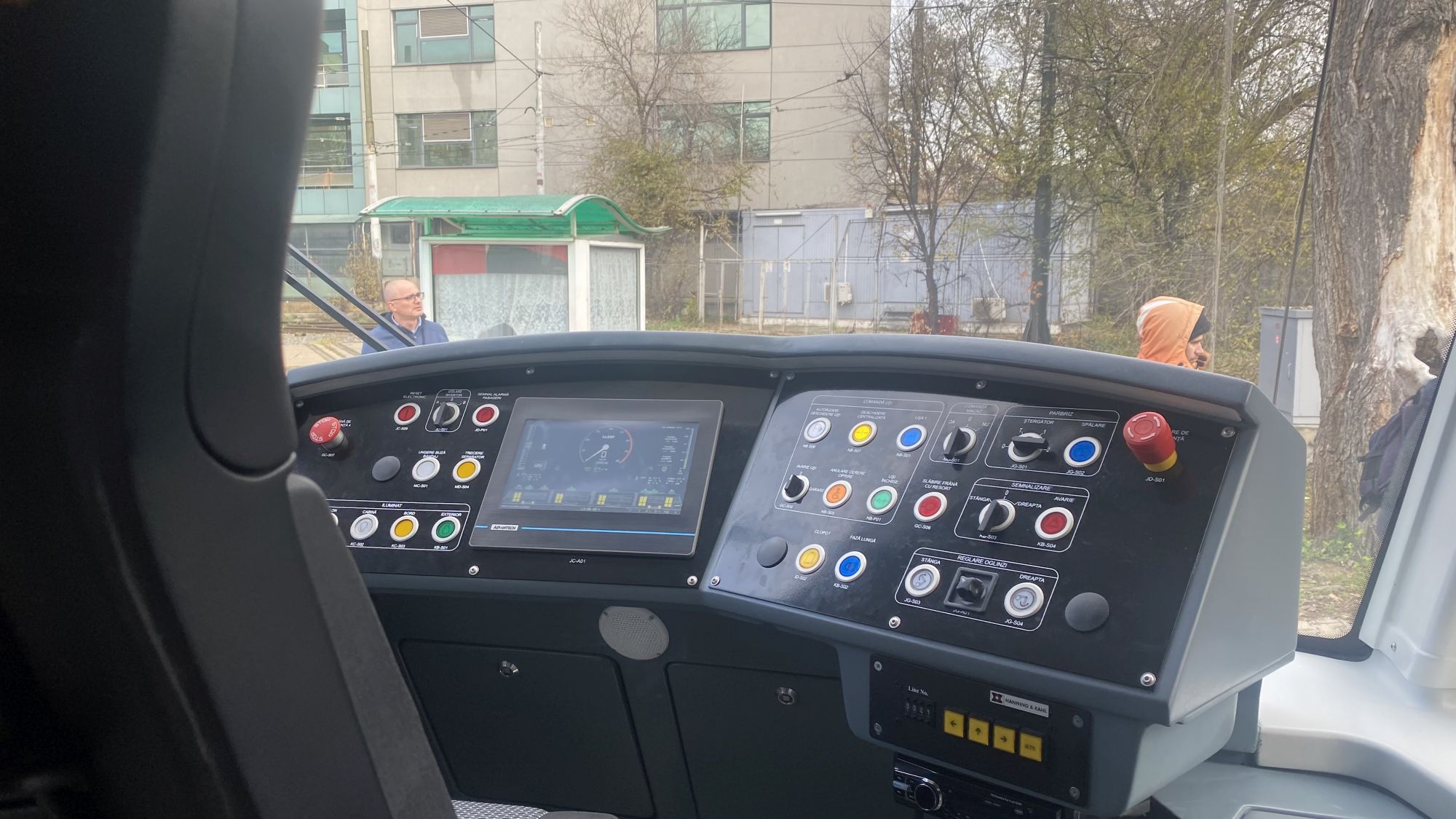 FOTO. Primele impresii ale bucureștenilor după ce au mers cu noile tramvaie de pe linia lui 41: „Mult mai înghesuite, dar frumoase și călduroase”