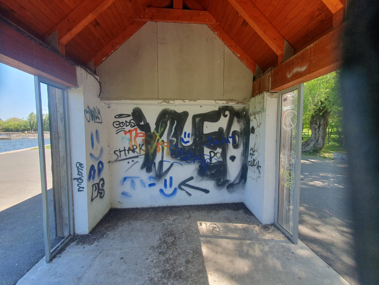Apocalipsa din Parcul Tei: complexul de distracții abandonat, bănci vandalizate, munți de gunoaie, pontoane devastate. Pericol iminent de tragedii!