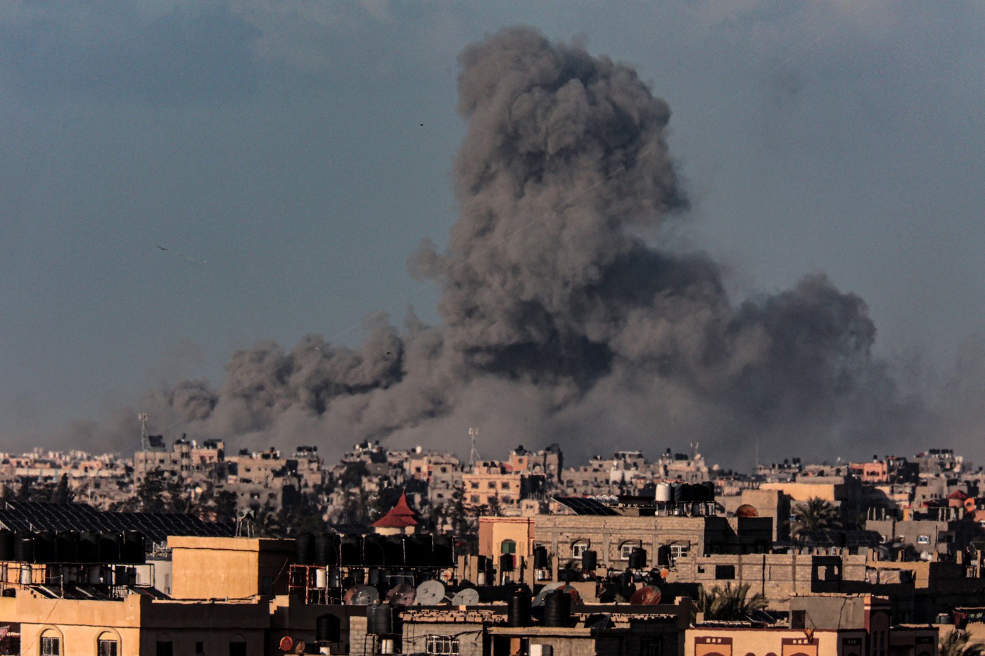 Bloc turn de locuințe din Rafah, lovit de Israel. „Oamenii s-au speriat, au fugit pe scări, unii au căzut, a fost haos”