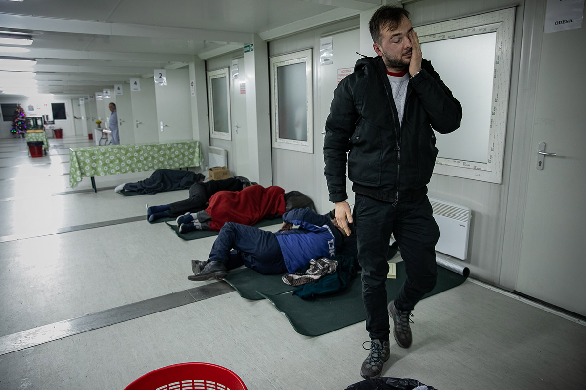 Cum e noaptea dintre ani pentru oamenii fără adăpost,  care abia își duc zilele. Revelion cu urme de artificii pe cer și o felie de tort de ciocolată